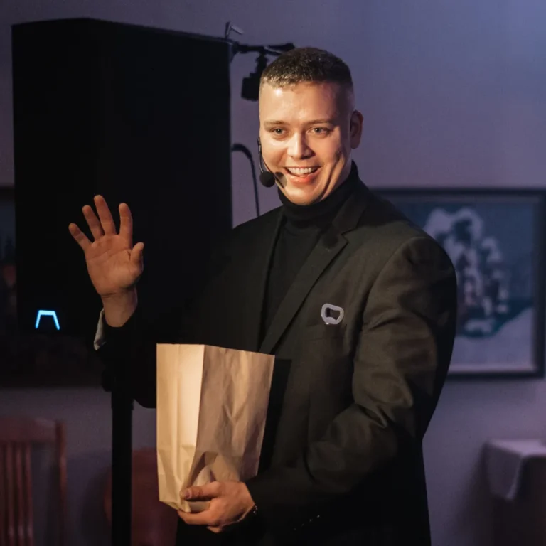Taikuri esiintymässä yritysjuhlassa Helsingissä
