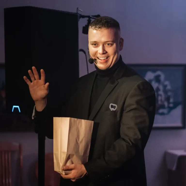 Taikuri juhliin Tuomas Seikku tekemässä taikatemppua