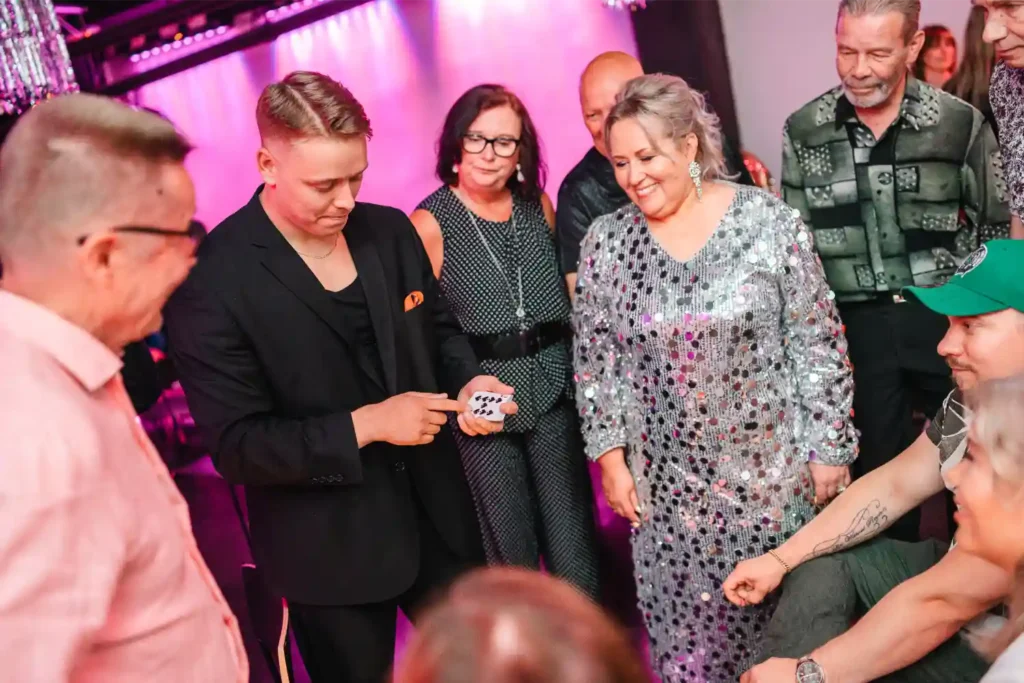 Taikuri Tuomas Seikku esiintyy ravintolassa pikkujouluissa