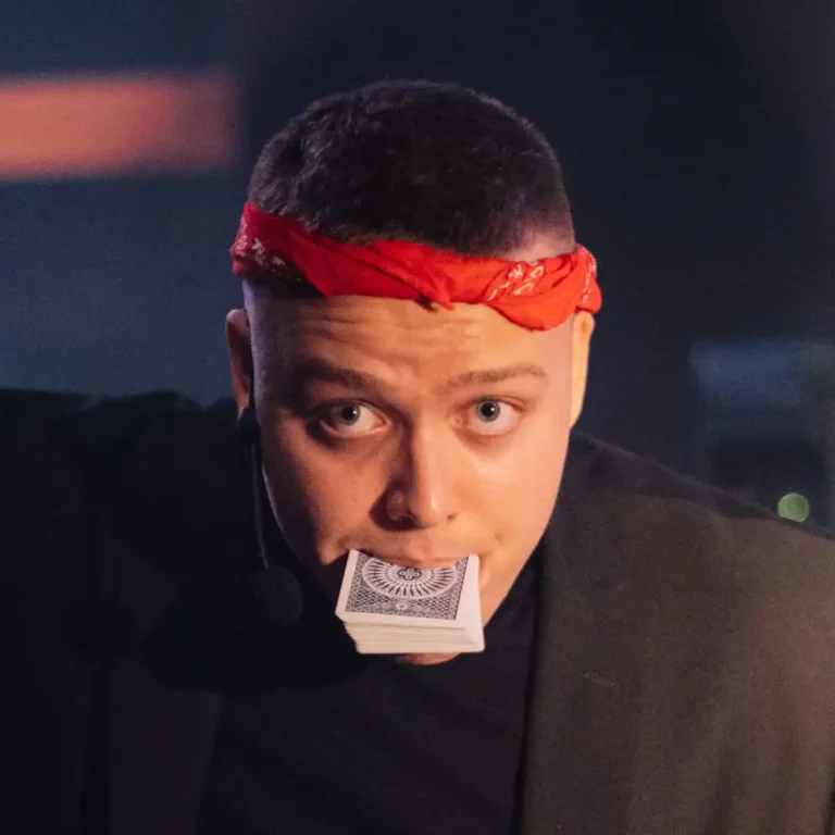 Taikuri Tuomas Seikku esiintyy rovaniemellä joulupukin kanssa