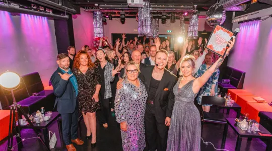 Jyväskylässä asuva taikuri poseeraa kuvassa