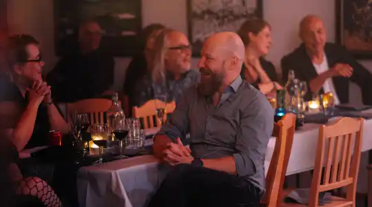 Häätaikurin yleisö näkyy kuvassa