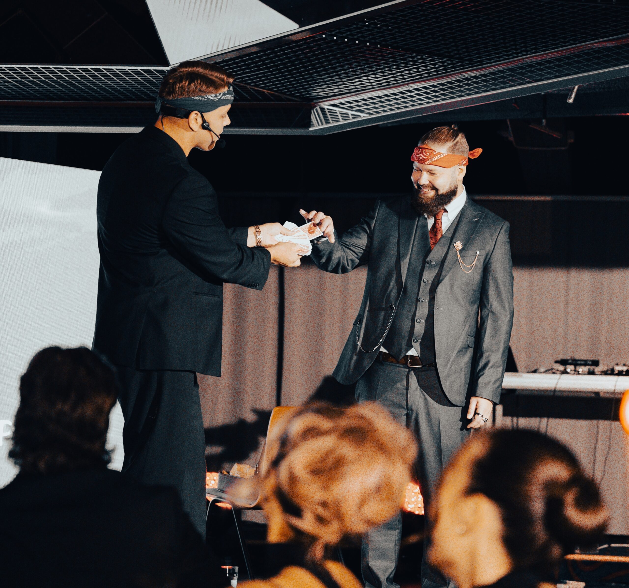 Taikuri Tuomas Seikku esiintyy yrityksen kick-off-tilaisuudessa