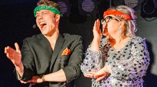 Taikuri kick-off-tilaisuuteen esiintymässä lavalla