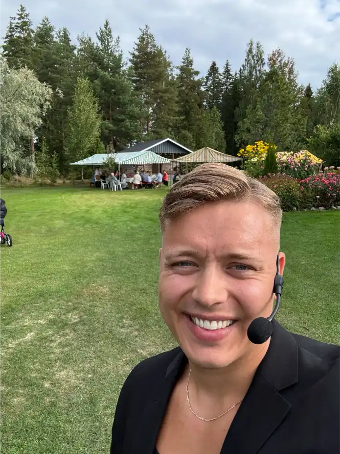 Koomikko juhliin esiintymässä yritystilaisuudessa