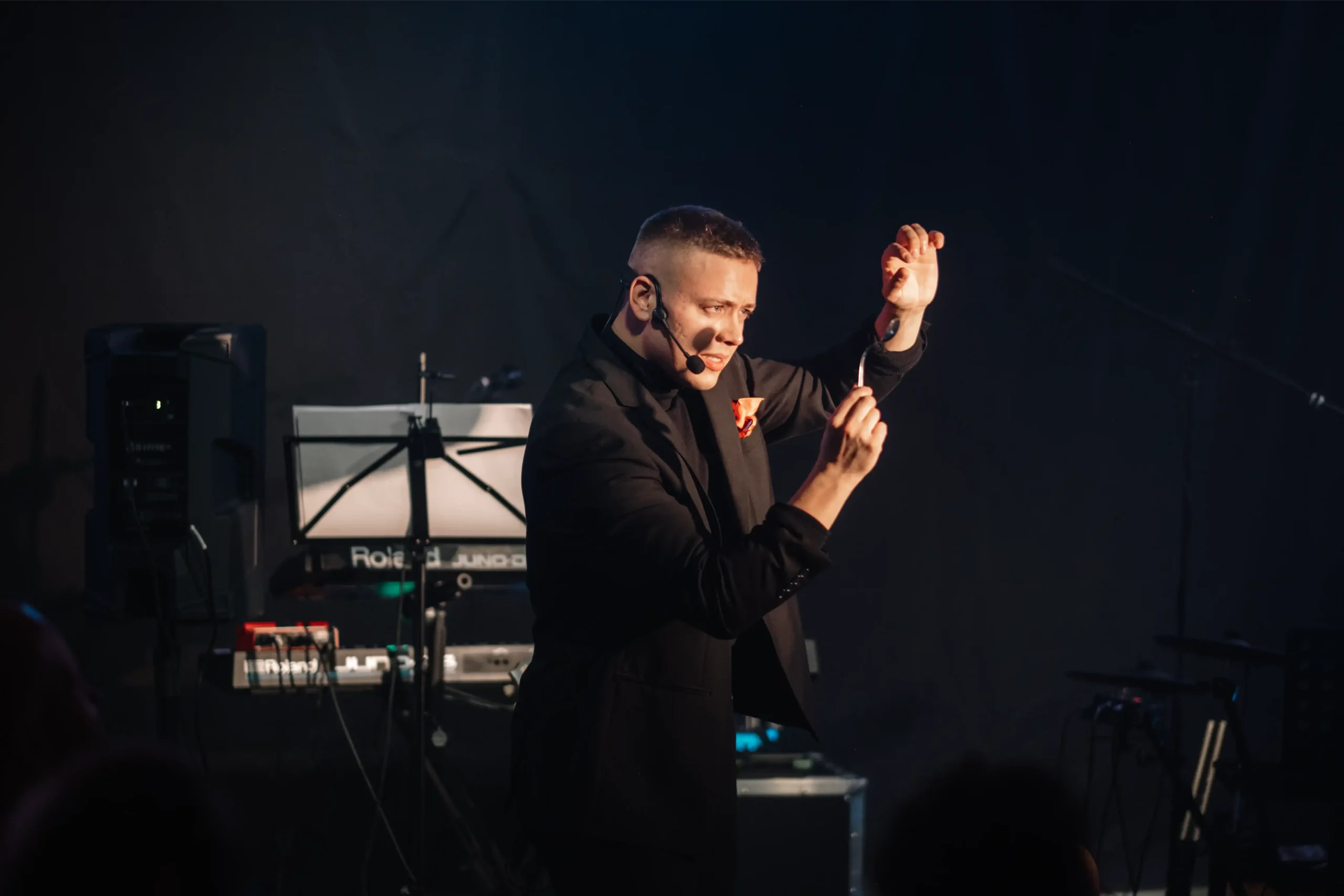 Kuvassa taikurikoomikko Tuomas Seikku