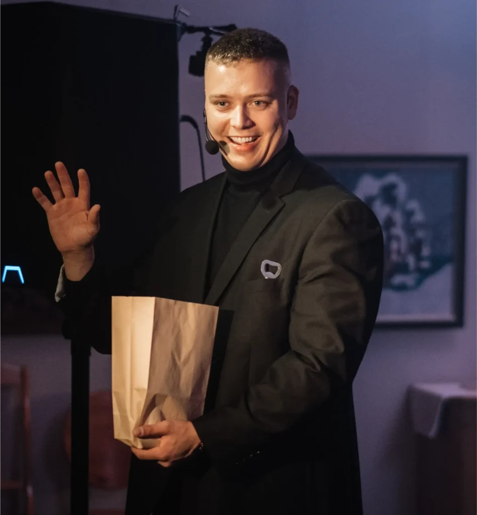 Taikurin hinta esiintyy lavalla Tuomas Seikku